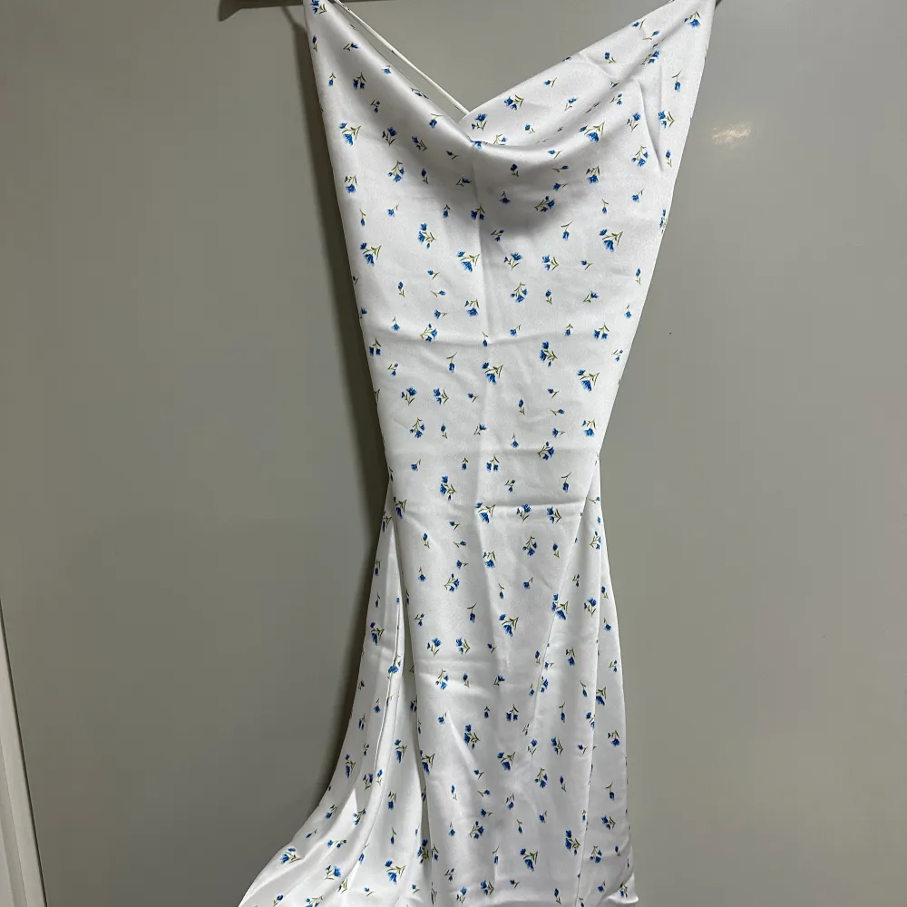 Två korta klänningar med öppen rygg från NA-KD i nyskick med olika mönster i storlek 40, säljs för 200kr styck.. Klänningar.