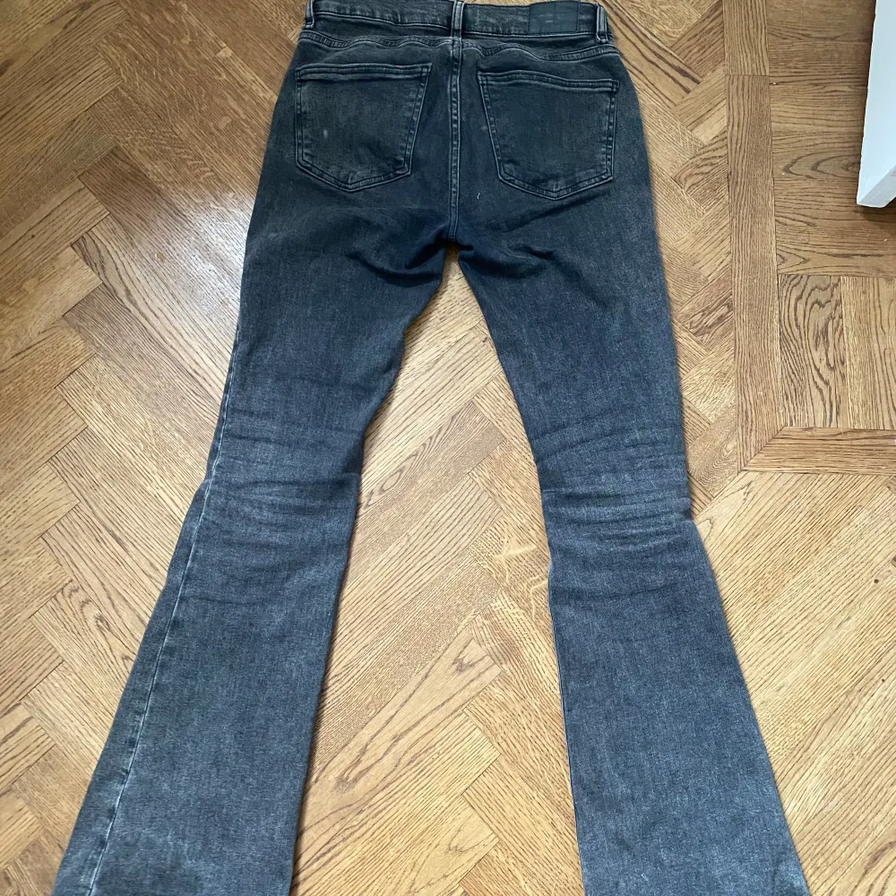Jättesnygga jeans från Gina tricot med lite slitningar säljer då de inte kommer till användning!  Innerben 79cm. Fler bilder kan fås. Jeans & Byxor.