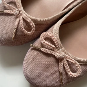 Tamaris rosa ballerinaskor - Ballerinaskor från Tamaris, fint skick.