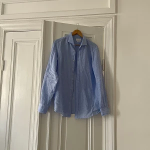 Massimo dutti linneskjorta - Superfin linneskjorta från Massimo Dutti i ett blått och vitt rutigt mönster.  Skjortan är i storlek L och personen på bilden är 188cm.   I fint använt skick utan defekter. 