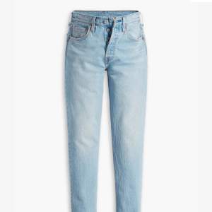 Ett par Levis 501 jeans i ljusblå💙 