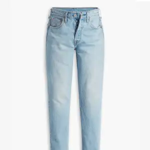 Ett par Levis 501 jeans i ljusblå💙 