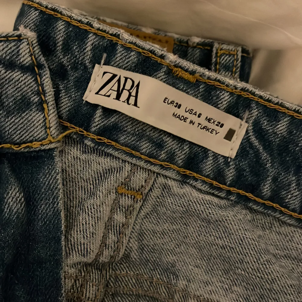 I princip helt nya jeans från zara i storlek 38! Använda en gång då dom är lite stora, och det är då därför jag säljer dom. Nypris: 200 Jag är 170 lång och de är bra i längden. Hör gärna av er om ni har frågor, jag kan fixa mått om så önskas 💞. Jeans & Byxor.
