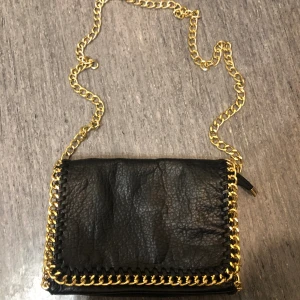 Fin Tiamo väska - Jättefin Stella McCartney liknande väska. Köpte på plick men har ingen användning av den. Passar perfekt till både fest och vardag ❤️