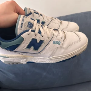 New balance 550 - Hej!  Säljer nu mina new balance skor. Använda endast några enstaka tillfällen och är i väldigt bra skick!   Pris kan diskuteras vid snabb affär! 