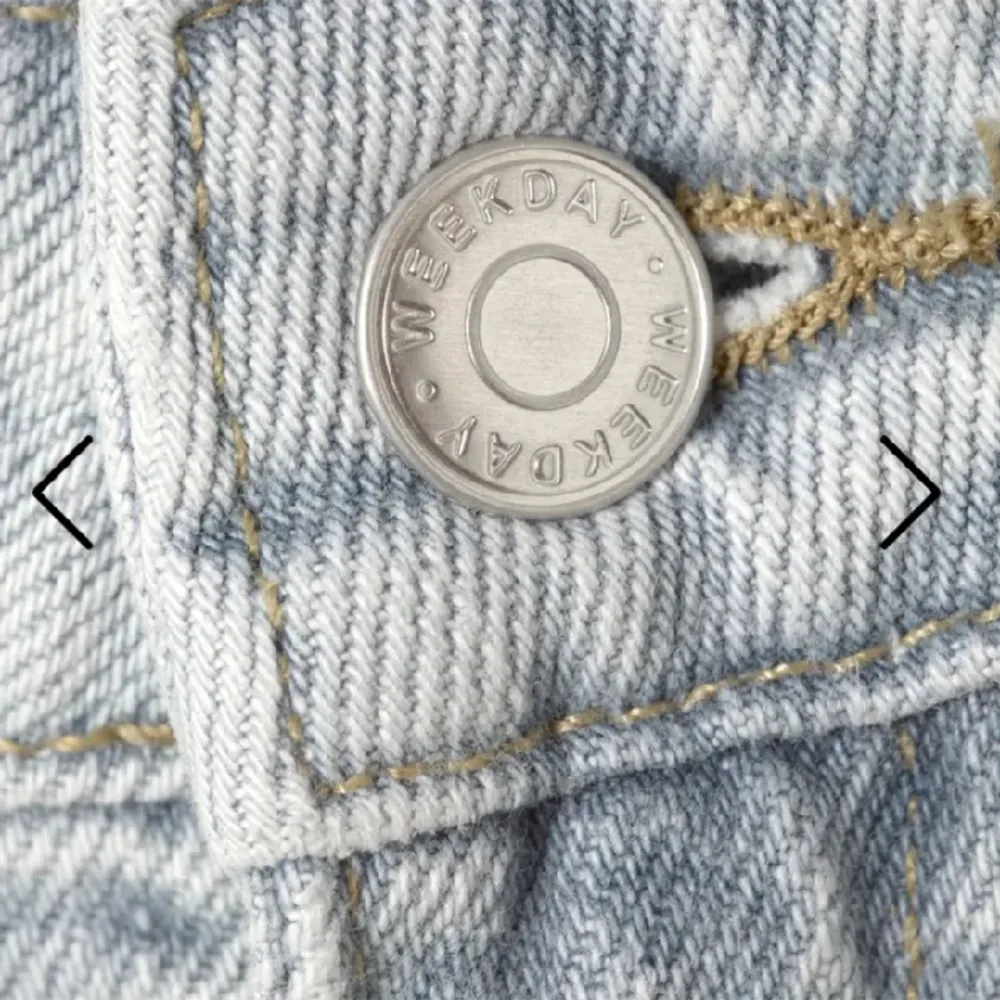 Lågmidjade Bootcut jeans från weekday i storlek 26/32. Skriv om ni har några frågor 💕. Jeans & Byxor.