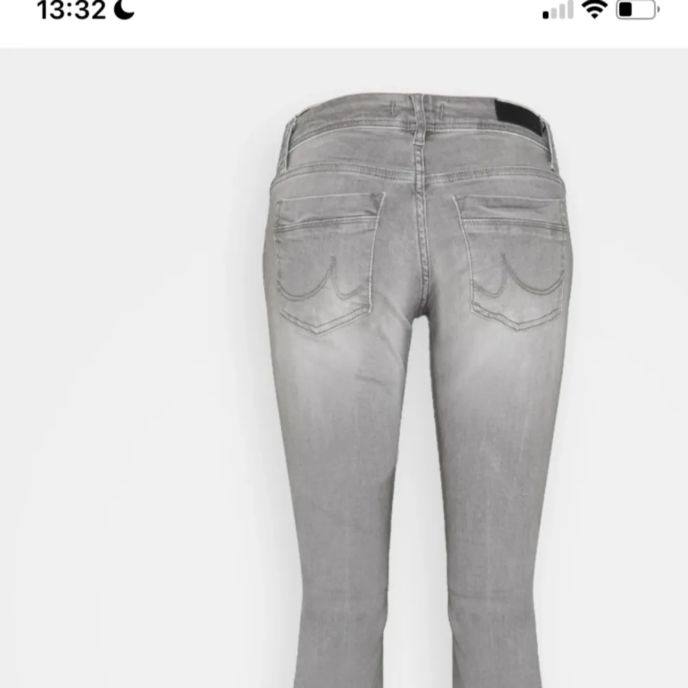 Ljusgråa ltb jeans i storleken 26/32! Förlängda där nere men annars inga som hälst slitningar eller hål! Kan tänka mej att sänka priset lite vid snabb affär!!. Jeans & Byxor.