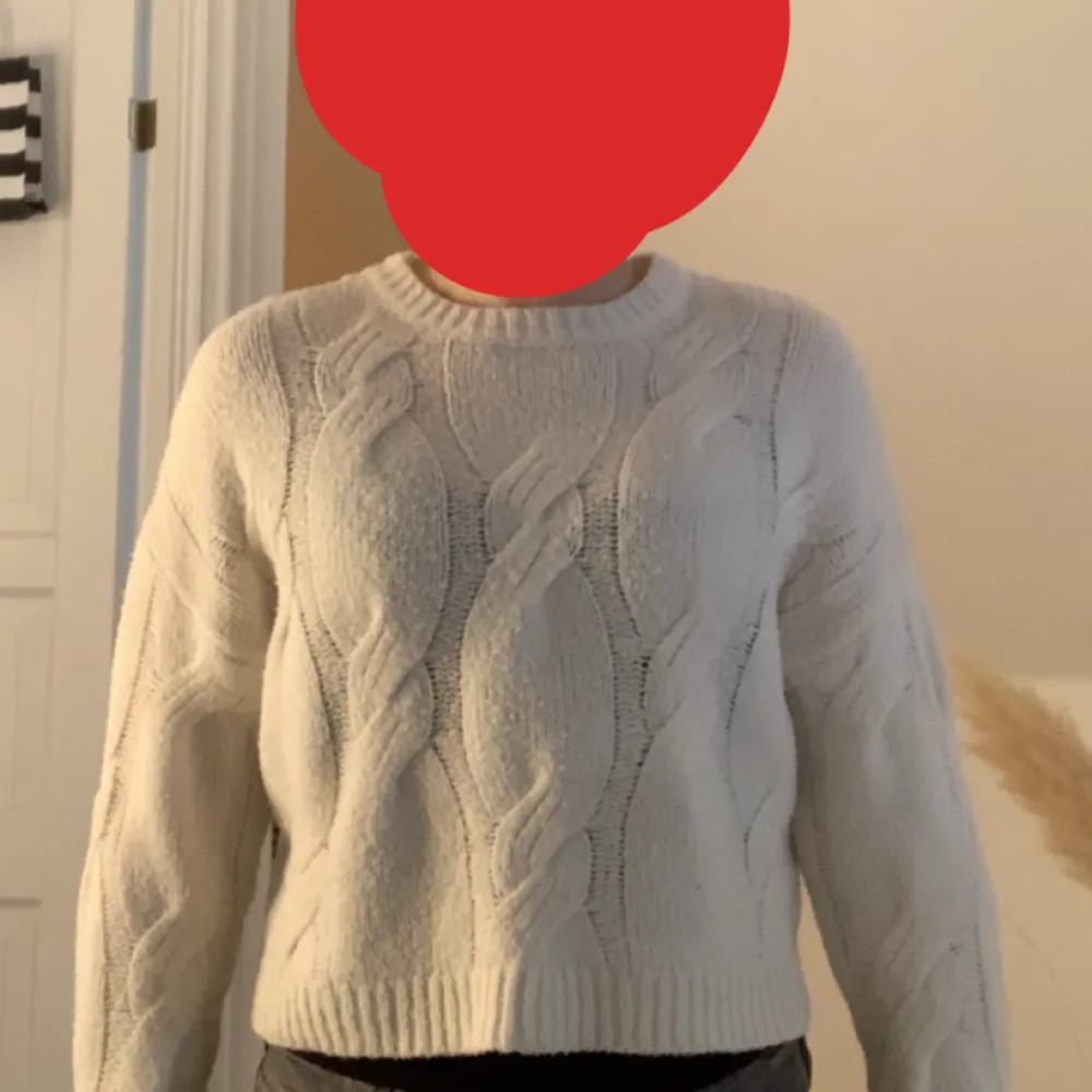 Vit styckad tröja från Zara. Har haft den i ca 2 år och jag har vuxit ur den, storleken är 140/ 9-10 år. Den har inga skador🤍. Tröjor & Koftor.