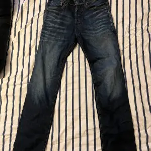 Säljer ett par mörk blå jeans från Jack&Jones i storlek W28 L32. Modellen är ”Slim straight / TIM”. Knappt använda 9/10 skick.