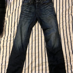 Jack & Jones Jeans  - Säljer ett par mörk blå jeans från Jack&Jones i storlek W28 L32. Modellen är ”Slim straight / TIM”. Knappt använda 9/10 skick.