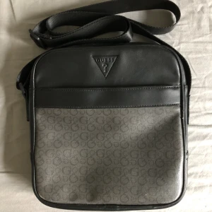 Guess väska  - Säljer min Guess väska på grund av att jag har tröttnat på den, den är i mycket bra skick och har använts få tal gånger.