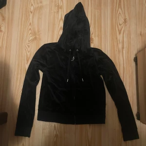 Juicy couture set säljes - Säljer nu mitt svarta Juicy couture set i strl M  Inköpt i slutet av februari men aldrig använt då det är fel storlek på mig.  Inköpt för 2500kr  Jag säljer det för 1900kr  Aldrig använt utan endast testat
