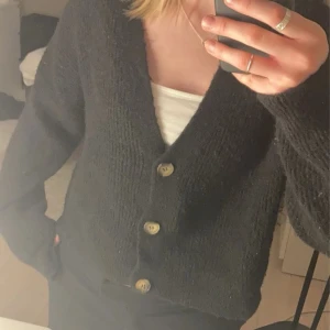 Stickad kofta - Svart såå fin stickad kofta från Bikbok. Köptes för 4 år sedan, använd fåtal gånger sen bara legat i garderoben.💕 