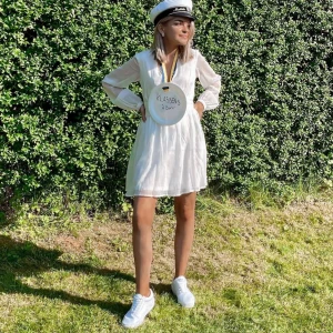 Studentklänning  - Perfekt studentklänning använd en gång utan slitage.   Går att knyta en rosett på baksidan.   Inköpspris 699:-