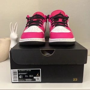 Jordan 1 low - Jordan 1 low rosa köpte dom i somras men vill inte ha dom har aldrig använt dom 