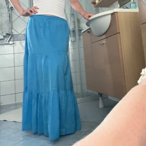 Blå långkjol - Blå långkjol till sommaren! Skulle gissa på att den är i strl S/M och går till marken på mig som är 170 lång! 