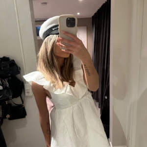 Vit studentklänning  - Köparen står för frakt💕säljer för 450kr - ordinarie pris 799kr 💞