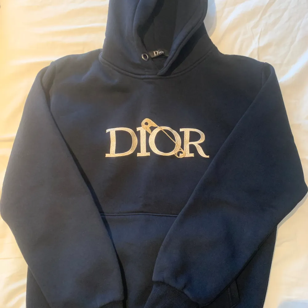 Säljer min Dior tröja i st S med guld text. . Hoodies.