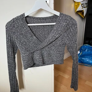 Grå magtröja - Grå magtröja med krossande band över brösten. Köpt på SHEIN och använd 4 gånger.