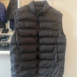 Zara väst - Tjena! säljer min zara väst då jag ska köpa en annan väst. Den är hyfsat ny och har inga skador. Hör av er vid intresse!
