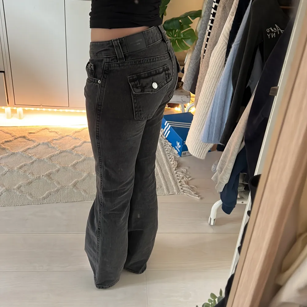 Svarta jeans med knappar på fickorna! Bara använda fåtal gånger så bra skick💓Nypris 499kr. Innerbenslängd: 76cm, midja: 36cm rakt över. Jeans & Byxor.