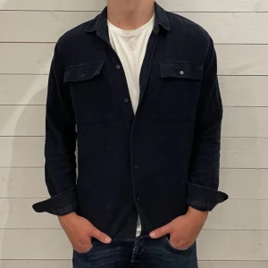 Samsøe overshirt - En väldigt fräsch Overshirt från Samsøe som ligger på 2099kr i nypris! Mitt pris 499kr! Diskuterbart vid snabbaffär!