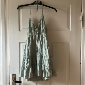 Sommarklänning  - Grön sommarklänning med öppen rygg, perfekt att ha över bikini på stranden 