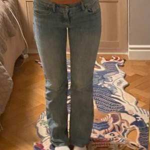Lågmidjade bootcut jeans   Midjemått: 36 cm Innebenslängd: 75 cm