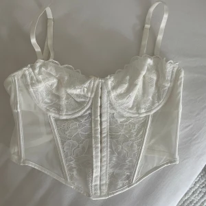 Spets bralette - Söt spets bh/topp 💖bara testad liten sminkfläckse bild 2! (Dock inget märkbart när man har på sig den) 