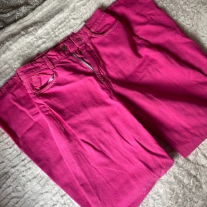 Rosa jeans  - Rosa helt oanvända jeans från Zara. Rak passform med hög midja. 