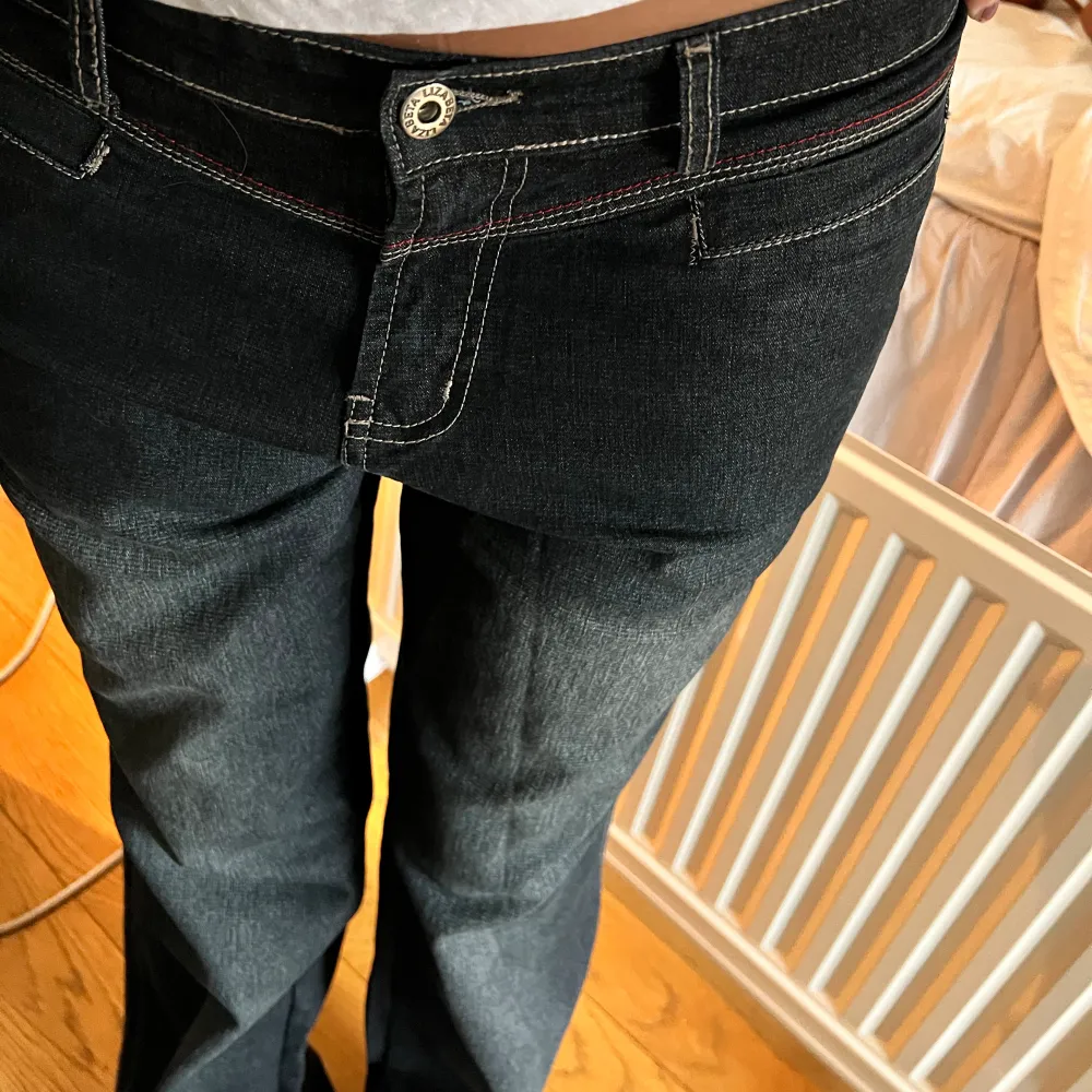 Så snygga helt nya jeans! Älskar de verkligen men lite för stora…  Midjebredd: 40cm, Ytterben 110cm och innerben 87cm.. Jeans & Byxor.