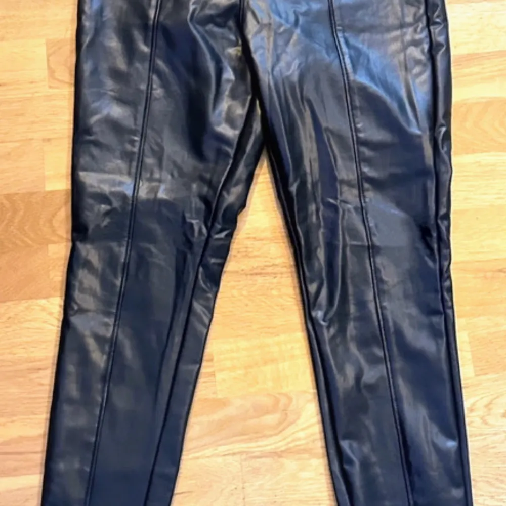 Helt nya oanvända svarta fuskskinn byxor/tights från H&M Skön & bekväm modell med resår i midjan Dom är i stretchigt material Storlek M Jättefint skick! L96/beninnerlängd 68/midja 38x2. Jeans & Byxor.