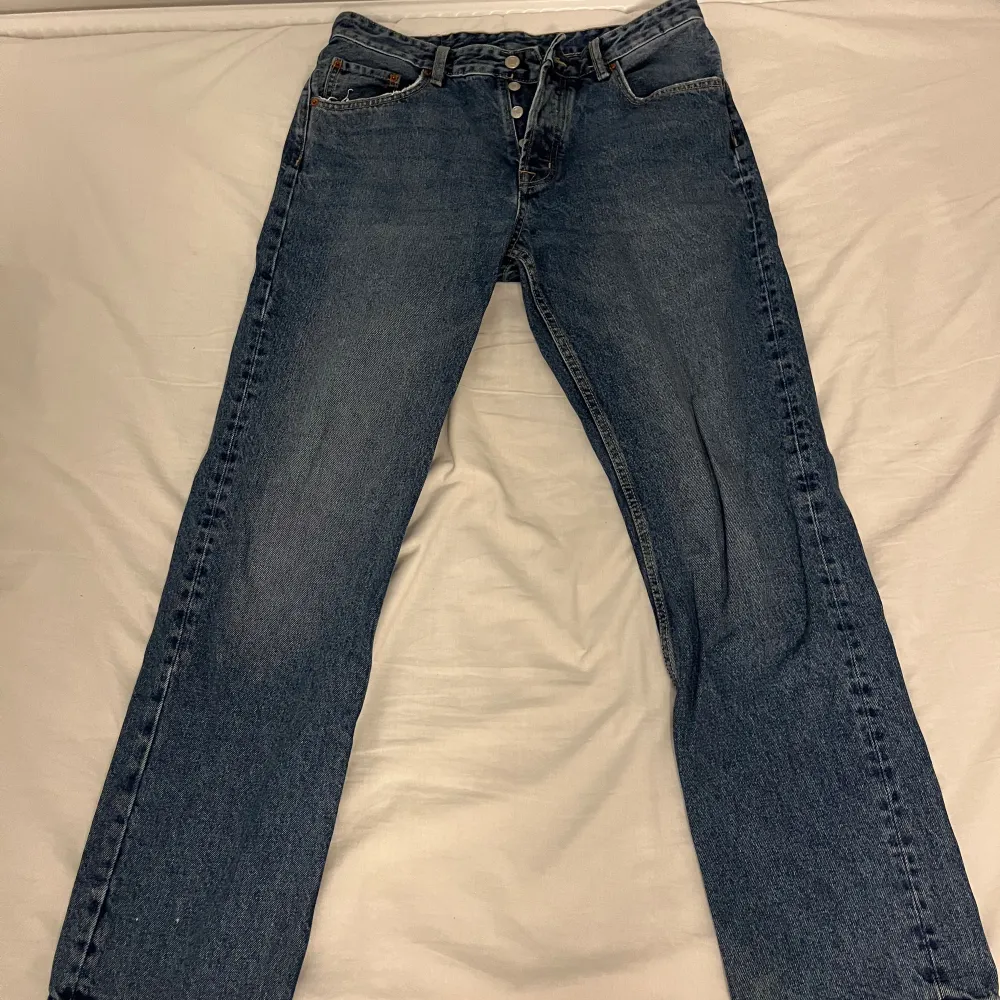 Ett par jeans ifrån zara, storlek 42 Mörkblå färg Inga tecken på använding  Skick 9/10 Priset går att diskutera . Jeans & Byxor.