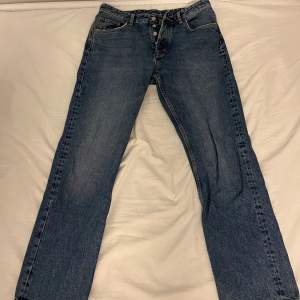 Ett par jeans ifrån zara, storlek 42 Mörkblå färg Inga tecken på använding  Skick 9/10 Priset går att diskutera 