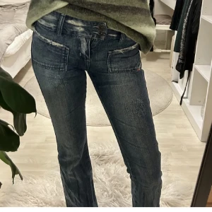 Diesel jeans  - Inteessekoll på mina fina diesel jeans. De är lågmidjadd och bootcut! Köpta på plick (lånade bilder) men frf i mycket bra skick❤️ skirv för fler bilder. Storleken är W27 och L30/32??