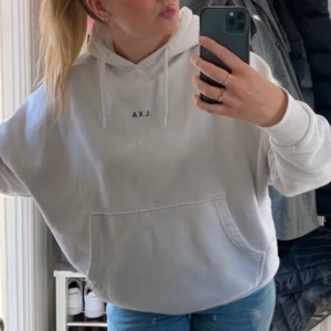 Vit LXA hoodie - Vit LXA hoodie, den är använd en del men fortfarande i fint skick. Oversized modell som är mer av en storlek small enligt mig