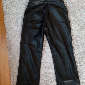 Skinnbyxor💕 - Ett par as snygga bootcut skinnbyxor från bikbok. Säljer då de tyvärr är för stora💕Priset kan diskuteras!