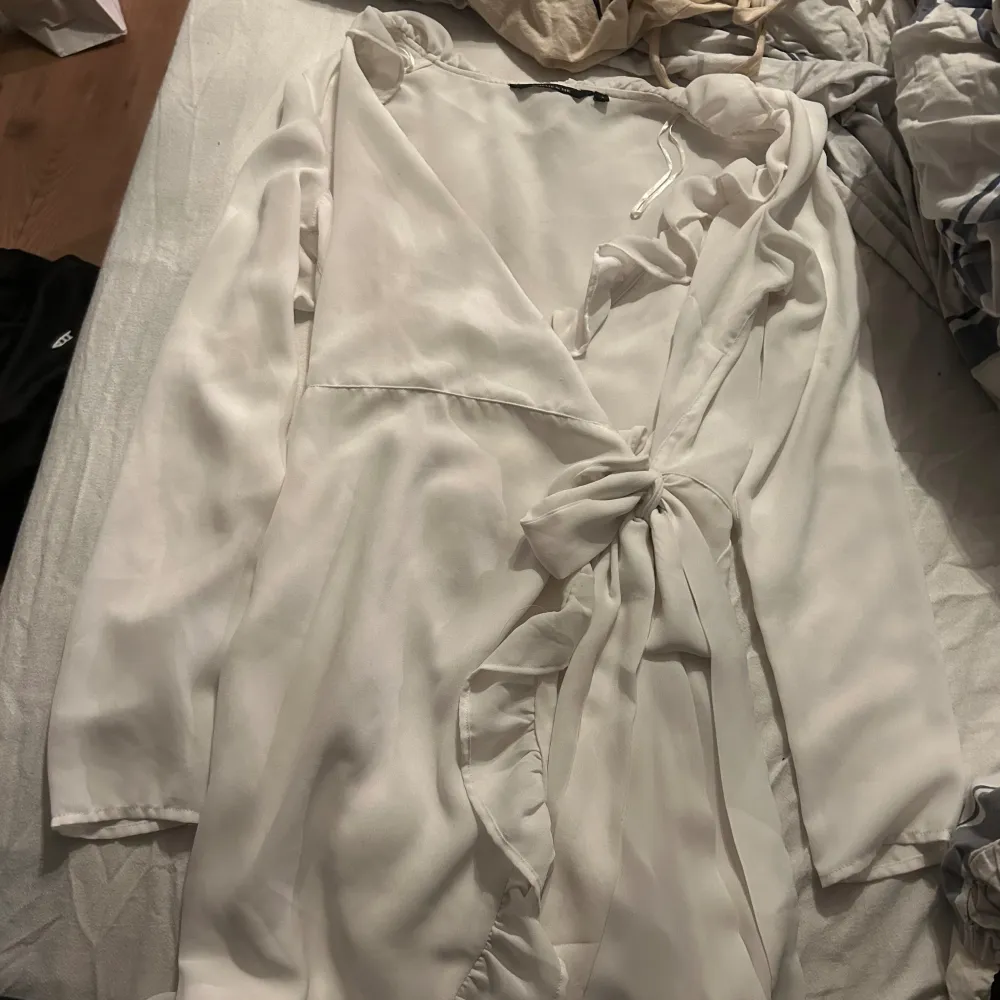 En vit helt oanvänd omlott volangkläning från Amelia & Me. Perfekt för student, skolavslutning, midsommar eller sommar. 💗💃🤩 . Klänningar.