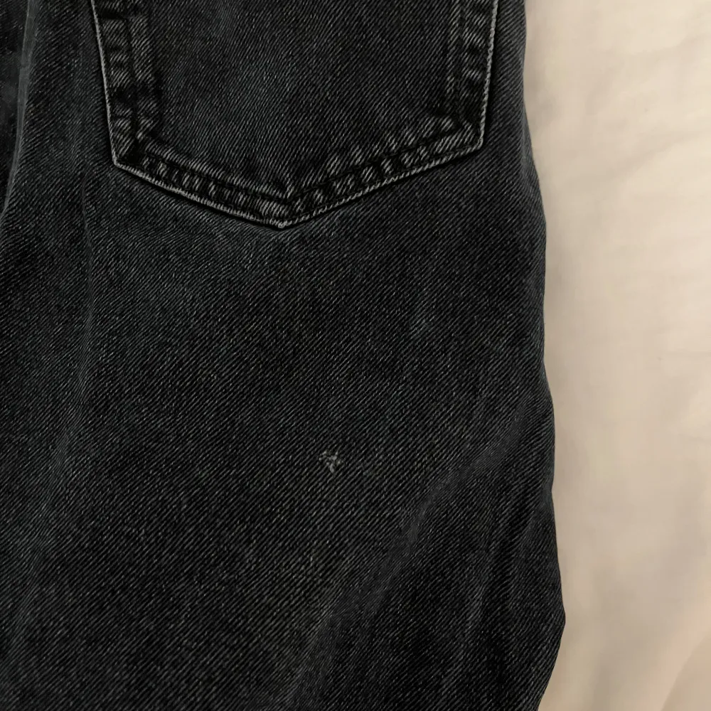 Jeans ifrån zara, storlek 40 Svart tvättad färg   Använda en del men bara ett litet tecken på använding (se bild 3)  Skick 7/10 Priset går att diskutera . Jeans & Byxor.