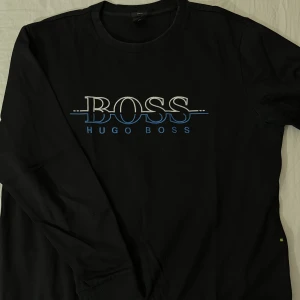 HUGO BOSS tröja - Svart Hugo Boss tröja i storlek XXL.