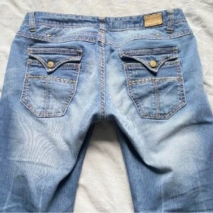 Lågmidjade jeans - Snyggaste vintage jeansen som är använda 1 gång. Köpt p humana. Pris kan diskuteras vid snabb affär! Fri frakt