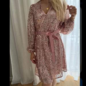 Ny, paljettklänning i rosa, från Lindex stl  S. Ord pris 899kr, mitt pris 399kr