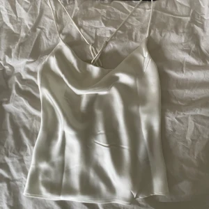 Satin topp - Satin topp från Object i stl 38 oanvänd, säljer pga tycker den inte passar mig🩷 Köpt för 499kr tror jag o säljer för 270 kr