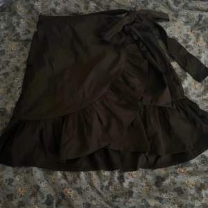 Supergullig kjol från Only. Med fina volanger! Skriv för fler bilder eller frågor!🩷
