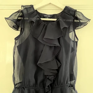 Ralph Laurenblus - Jättesöt marinblå blus från Ralph Lauren, köpt i New York. Blusen består av en yttre genomskinlig d l och ett innerlinne. Storlek 10 år 140 