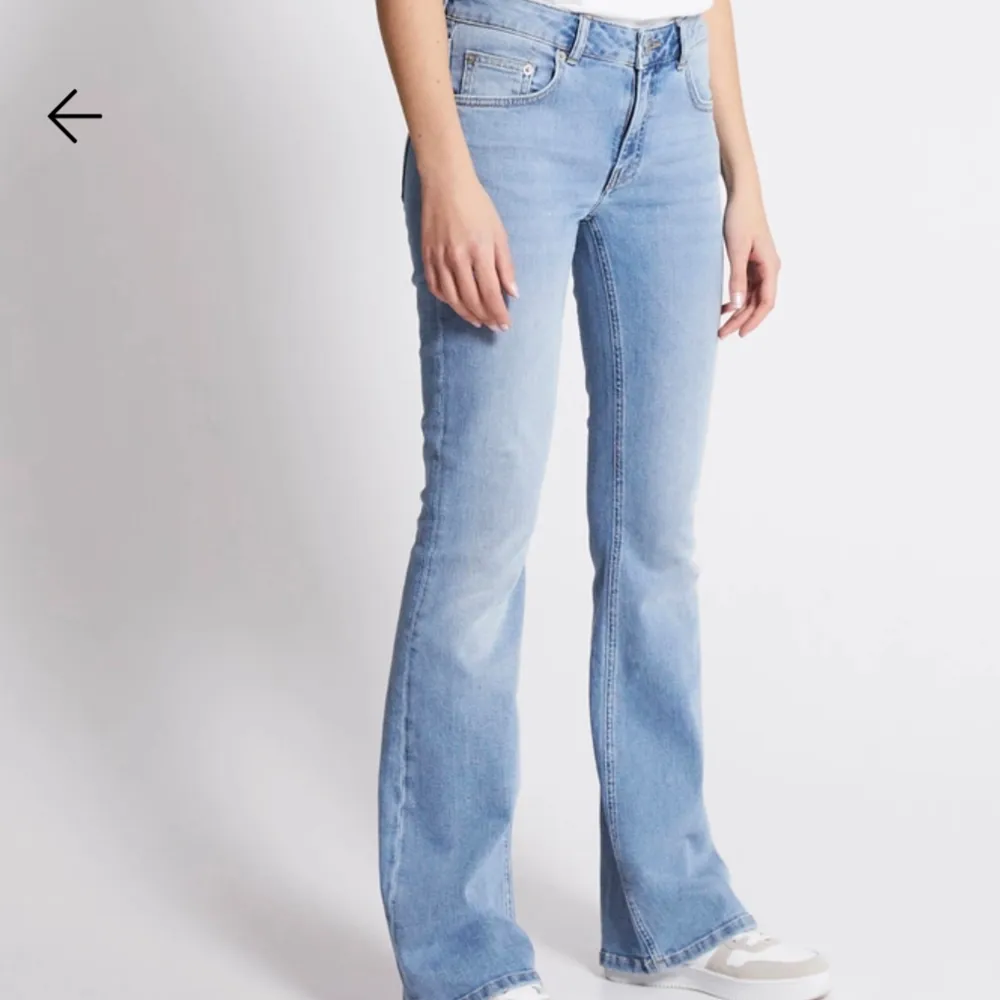 Säljer mina kossors Bootcut jeans från Lager 157 då de inte kommer till användning. Använt de 1 gång. . Jeans & Byxor.