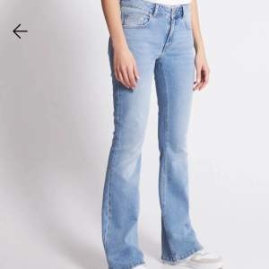 Säljer mina kossors Bootcut jeans från Lager 157 då de inte kommer till användning. Använt de 1 gång. 