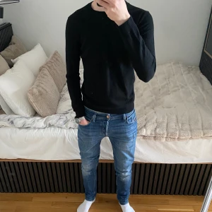 J.lindberg tröja  - En super snygg svart j.lindberg tröja som passar bra till sommaren/våren, den är i superbra skick. Killen på bilden är 181 passar bra till dig som bär M/S i storleken. Hör av dig vid fler frågor eller funderingar!!💯