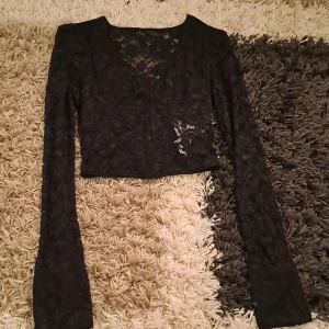 Blus - Blus/Tröja ifrån Amisu. Genomskinlig med heltäckande tyg över bysten och ärmarna. Storlek XS