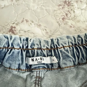Jeans NA-KD - High waist jeans  Bra skick  